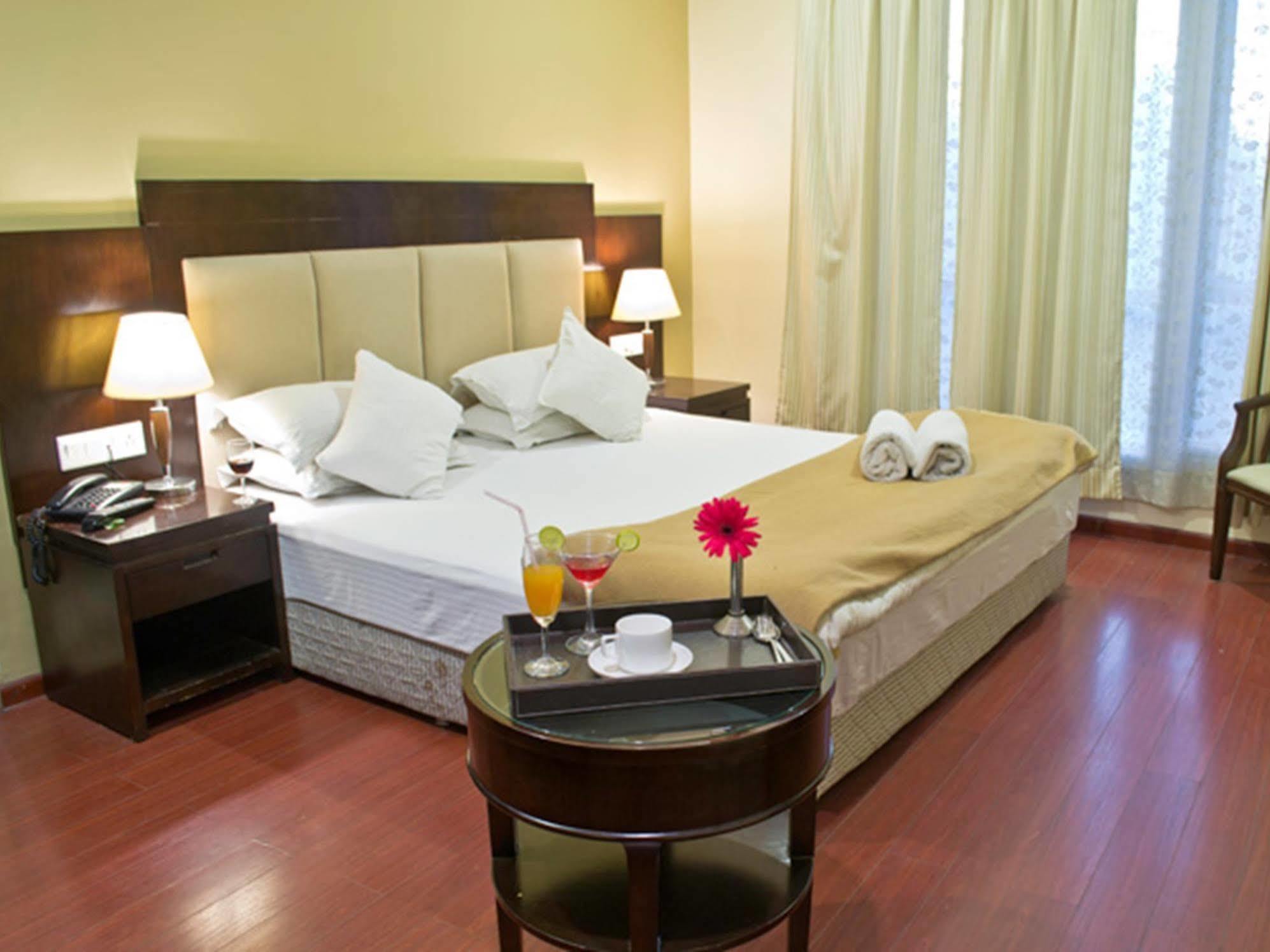 โกลด์ ลีฟ โฮเต็ล Hotel อุเดเปอร์ ภายนอก รูปภาพ